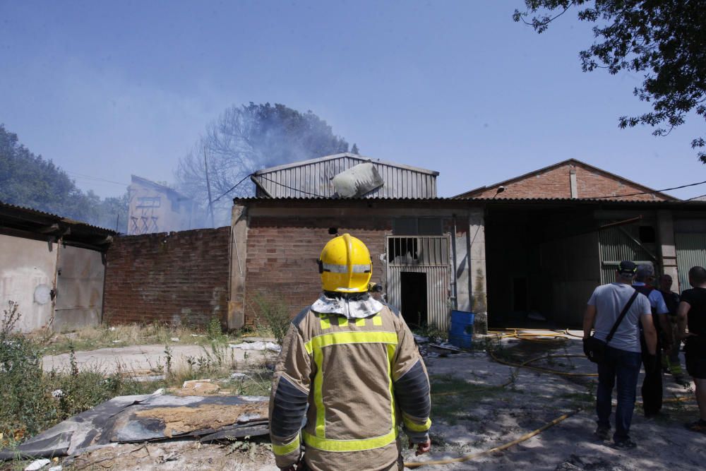 Un incendi ensorra el sostre d'una nau de Quart