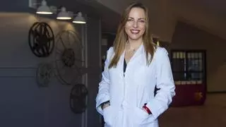 Lucía Galán, pediatra: "Ni flotadores ni manguitos, el sistema de flotación más seguro para niños pequeños en el agua son los bracitos de papá y mamá"