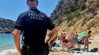 La Policía de Xàbia desaloja a cien bañistas de la cala clausurada de Ambolo