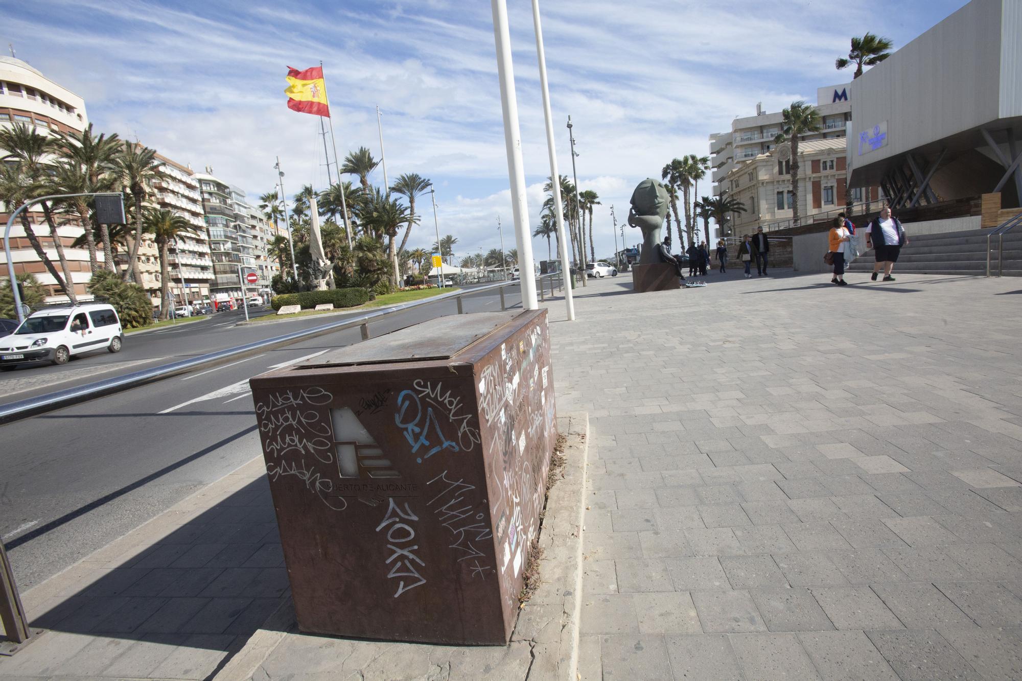 El elemento que lleva varios años ignorado sin cumplir ninguna función en el puerto de Alicante