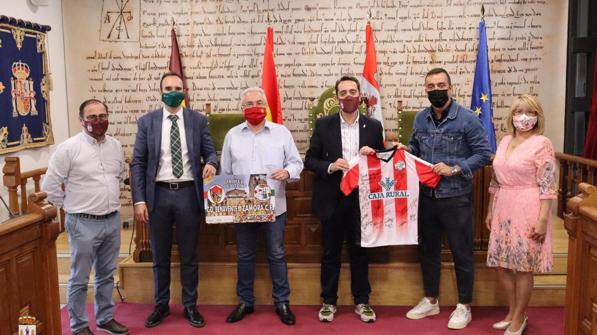 Participantes en el acto de presentación del Torneo