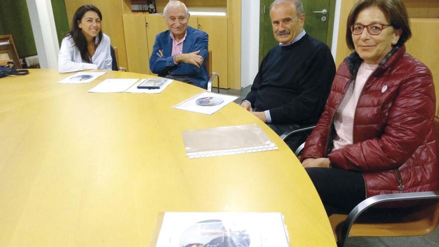 Miembros de la Comisión Ernesto Goday en la visita al Museo de Pontevedra. Sobre la mesa, la memoria descriptiva. // FdV