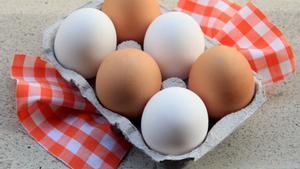 Los huevos crudos son uno de los alimentos más asociados a las intoxicaciones