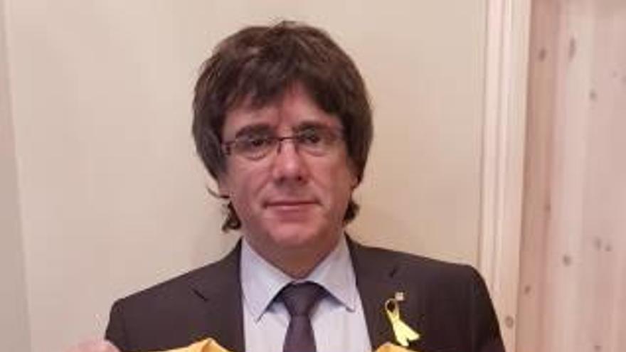 Carles Puigdemont amb la samarreta del llaç groc