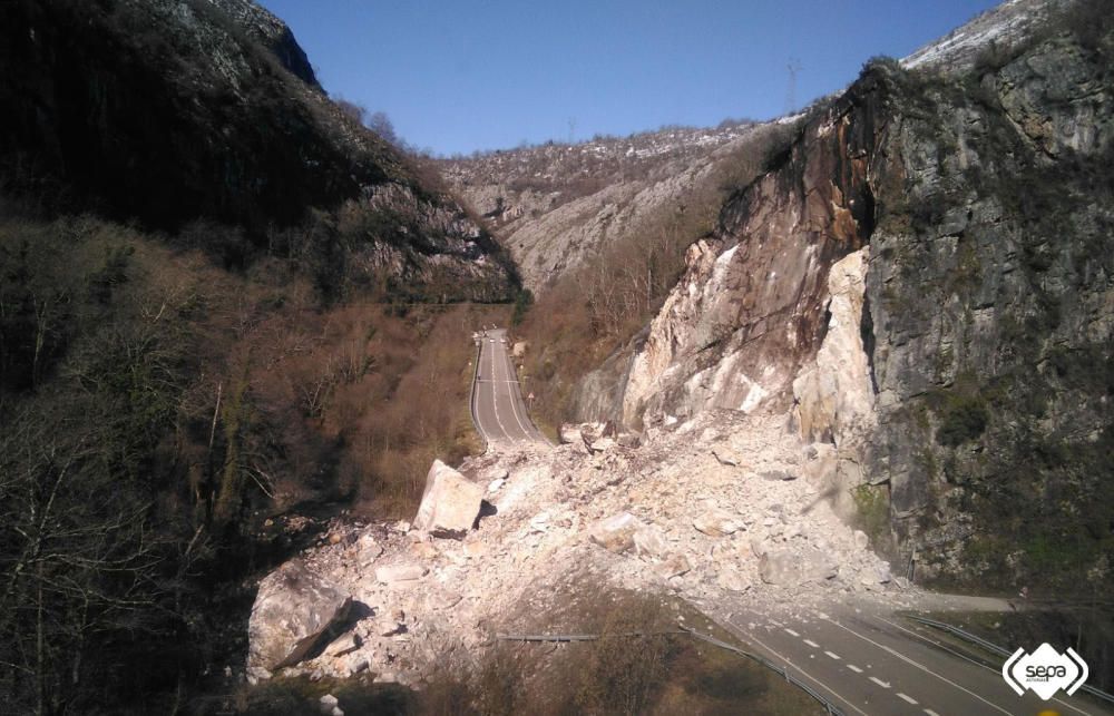 Cae una montaña y sepulta el acceso a Caso