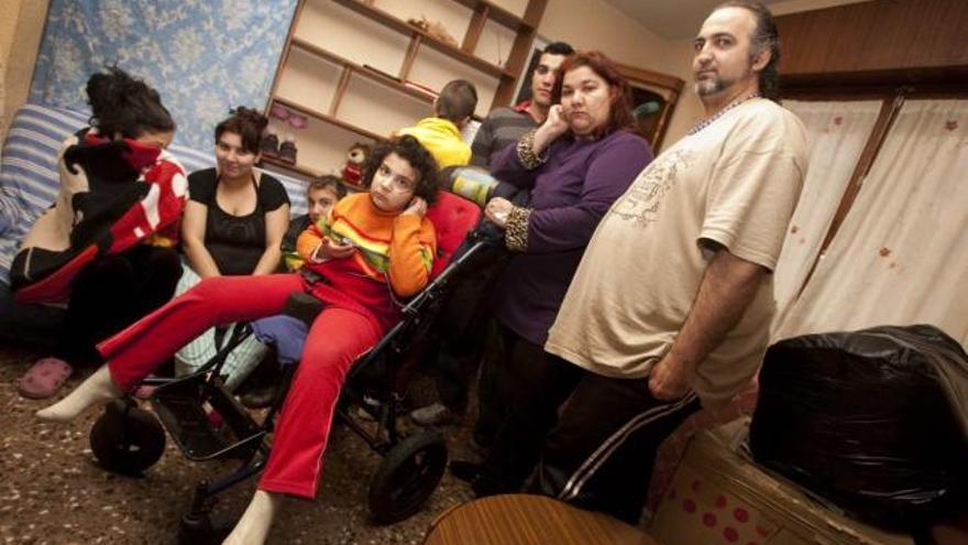 Nuria y Alfonso, junto a algunos de sus hijos, en la casa que tendrán que abandonar el próximo 6 de abril.