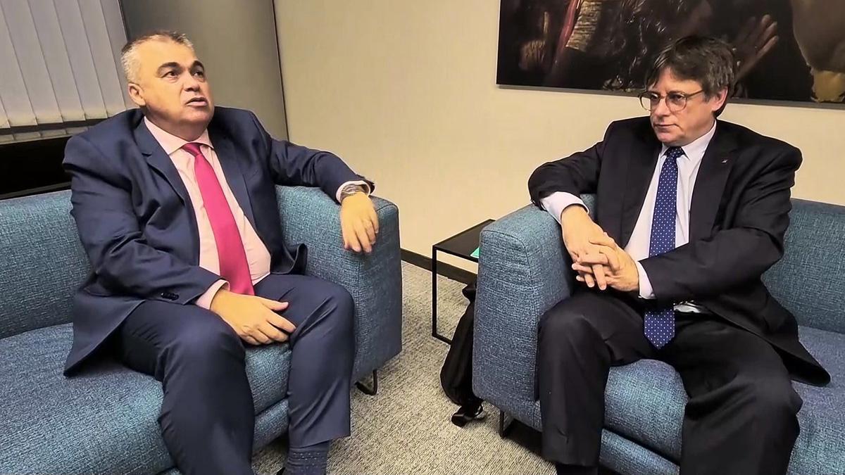 Carles Puigdemont y Santos Cerdán (PSOE), reunidos en Bruselas para avanzar hacia la investidura.