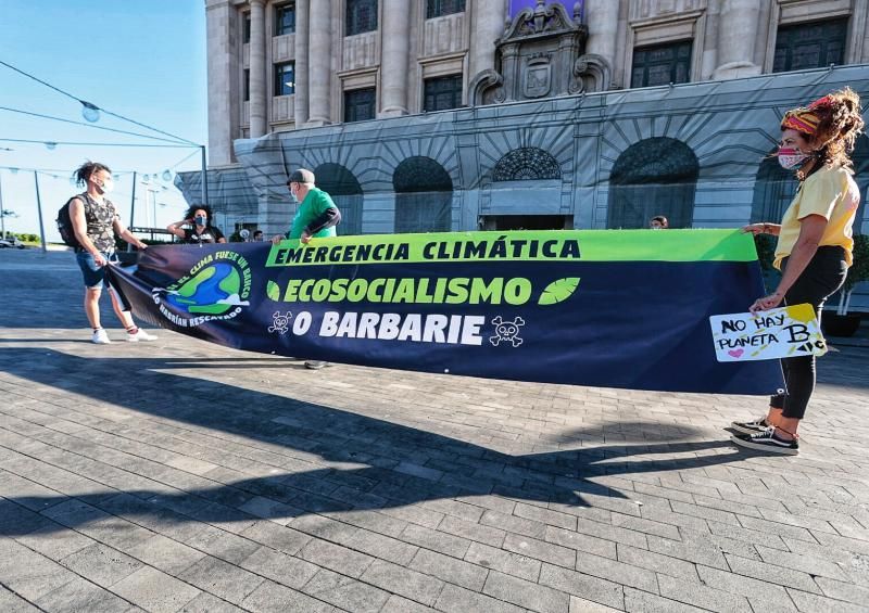 Concentración de Juventud por el Clima frente al Cabildo de Tenerife