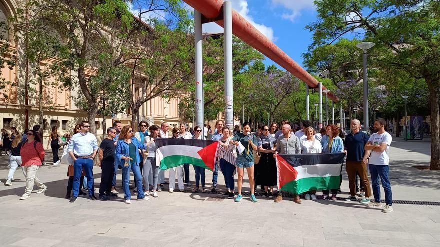 Apoyo de los profesores del IES Ramon Llull y el IES Joan Alcover a los estudiantes acampados en la UIB en solidaridad con Palestina