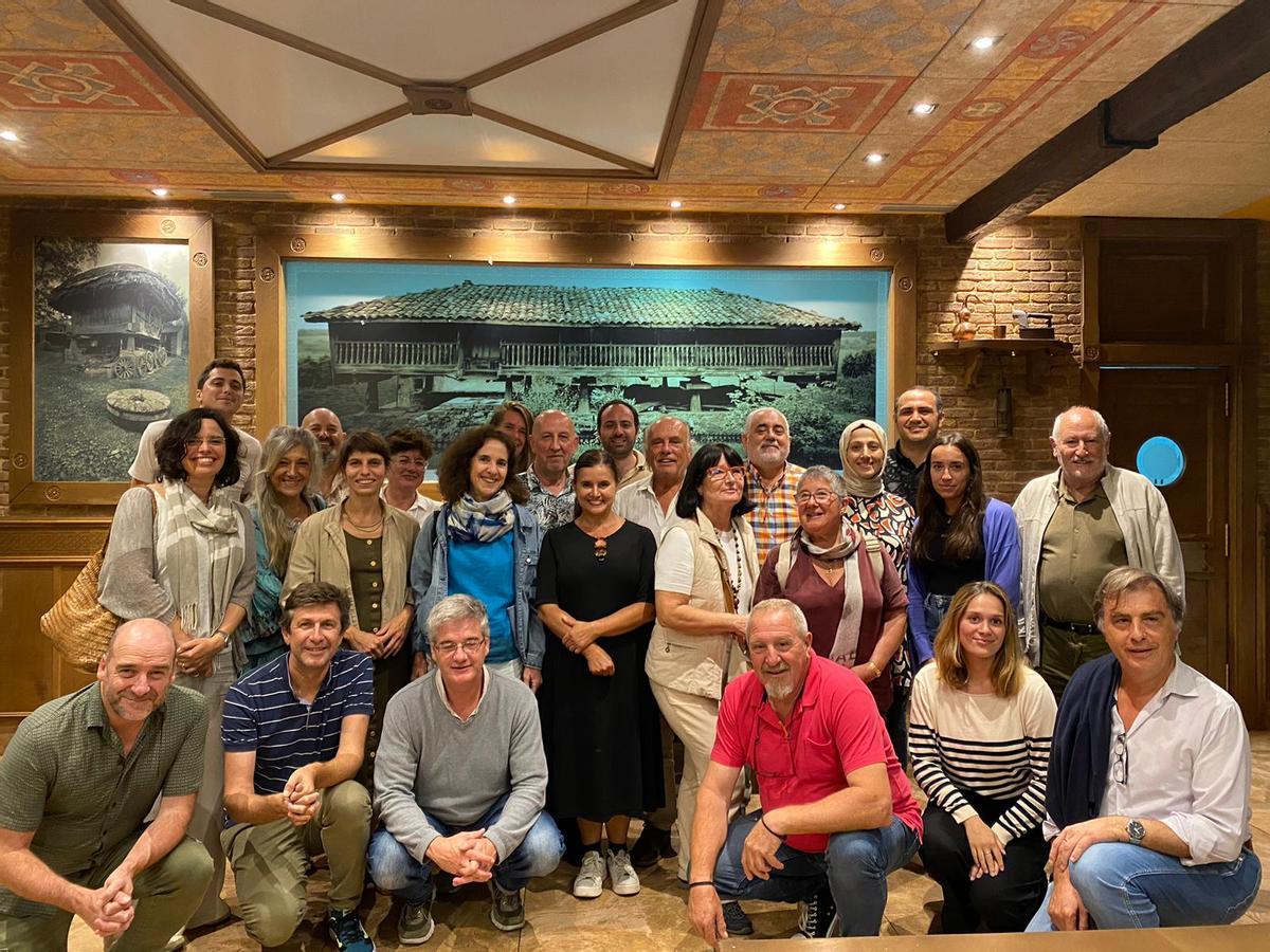 Algunos de los integrantes de la Red Internacional de Graneros Elevados en el foro de Candás