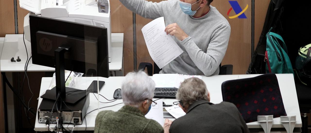 Dos persoans realizan su decalración en una oficina de la Agencia Tributaria, en una imagen de una campaña anterior.