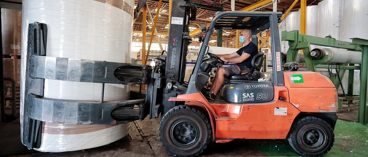 Un trabajador de una industria del Archipiélago en el almacén de la empresa.