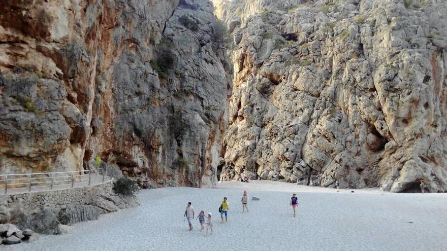 Imagen de la playa de guijarros del monumento natural del Torrent de Pareis, de donde se extrajo grava para vender.