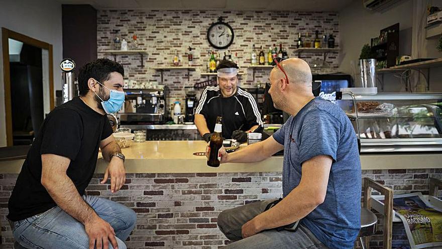 Un cliente consume una cerveza en un bar el pasado junio. | GERMÁN CABALLERO