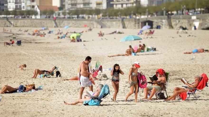 Numerosos usuarios acudieron ayer a la playa de Silgar. // G. S.