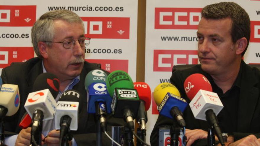 Ignacio Fernández Toxo (i) compareció ayer ante los medios junto a Daniel Bueno, secretario regional de CC OO