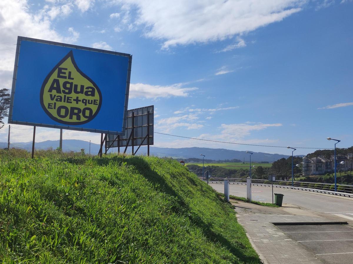 El cartel colocado junto a la playa.