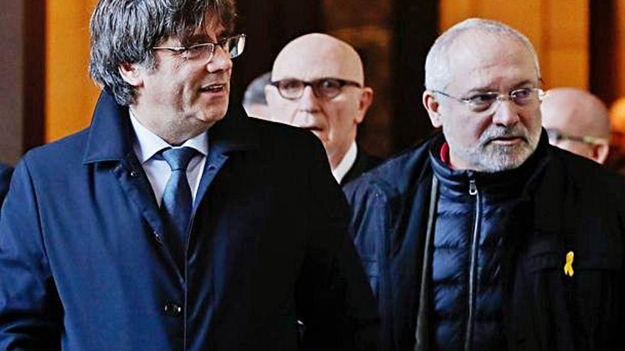 Puigdemont i l&#039;exconseller de Cultura Lluís Puig, ahir a Brussel·les