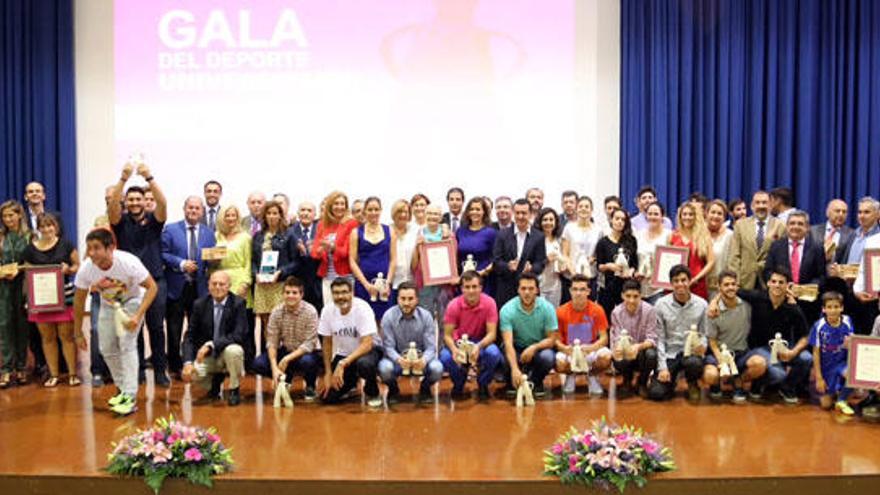 Foto de familia de los premiados en la Gala Universitaria.