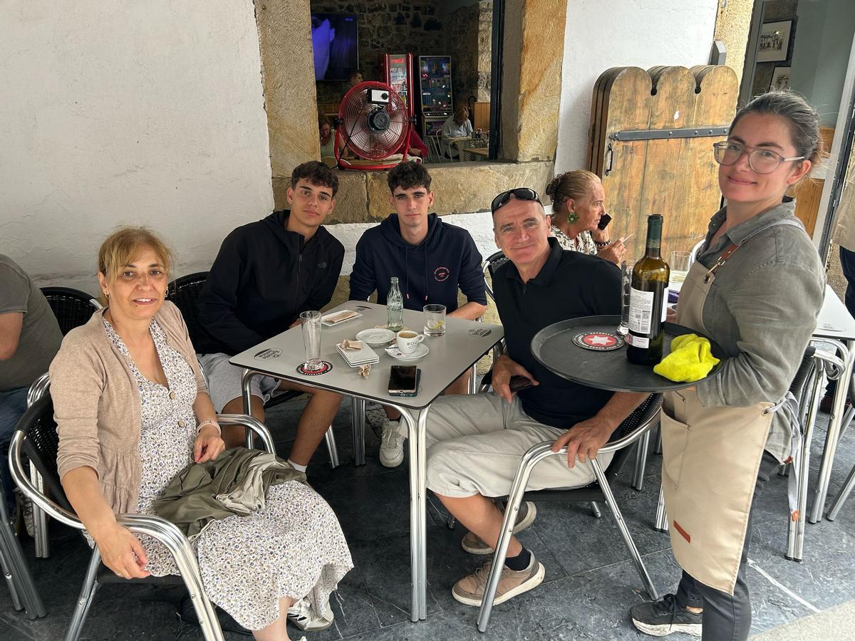 Por la izquierda, Mari Paz Martín, Rubén Holgado, Marcos Holgado, Gerardo Holgado y Cristina Simón en la terraza del Café del Sol. Por la izquierda, Mari Paz Martín, Rubén Holgado, Marcos Holgado, Gerardo Holgado y Cristina Simón en la terraza del Café del Sol.