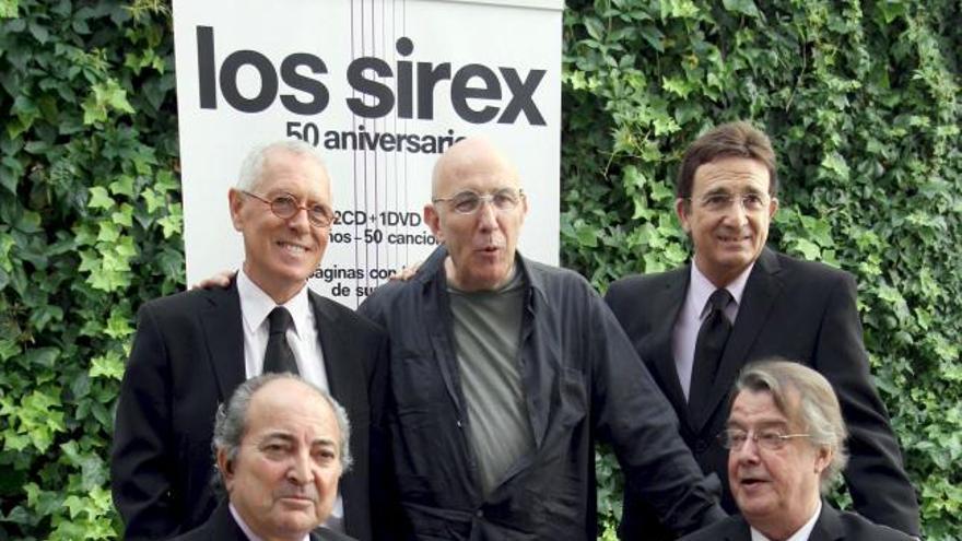 El diseñador de moda Antoní Miró, acompañado de los componentes de Los Sirex, Leslie, Juanjo, Lluis, y el bateria Guillermo, durante la presentación hoy de un disco-cd, conmemorativo del 50 aniversario de uno de los grupos de pop español más importante de los años 60.