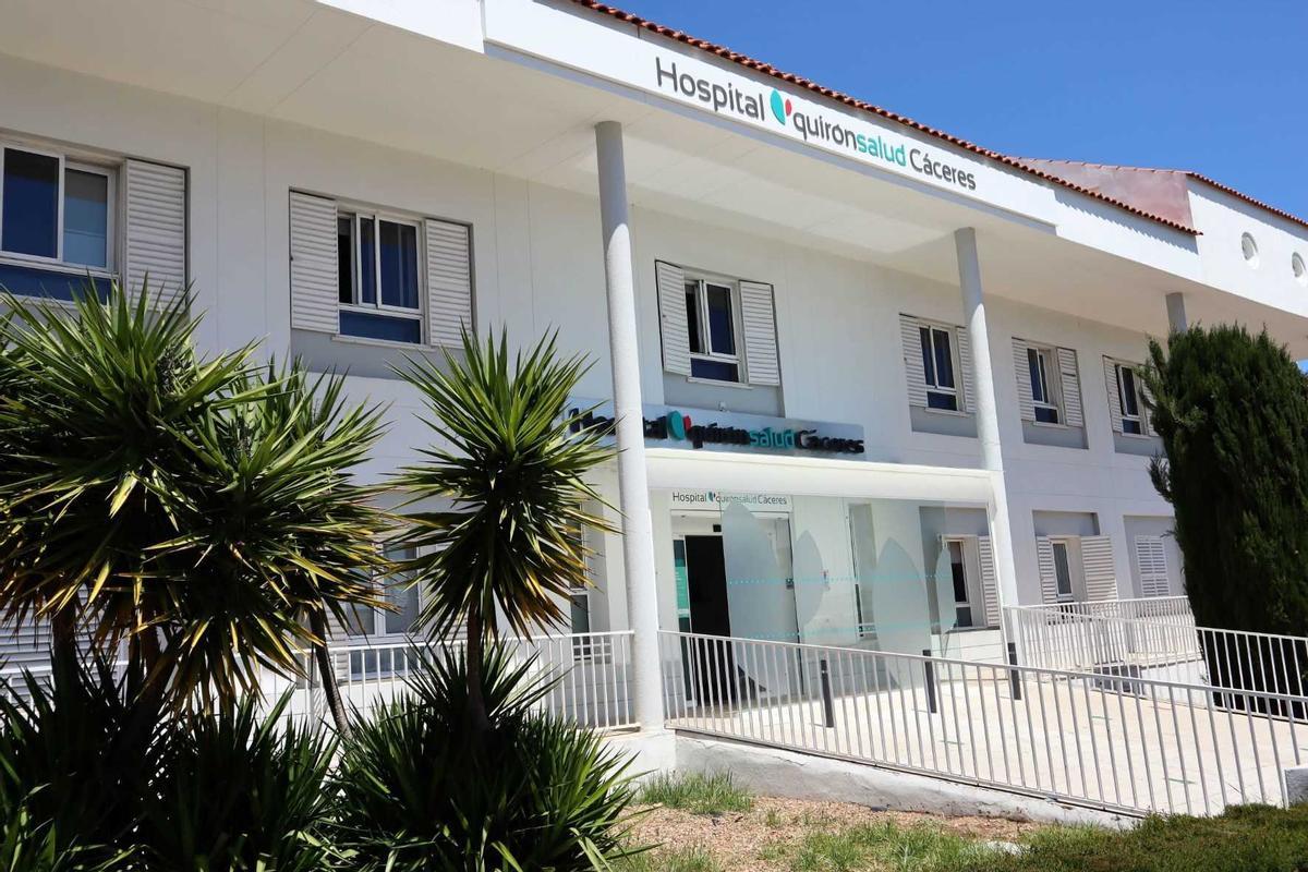 Fachada del Hospital Quirónsalud Cáceres, en la avenida de la Universidad.