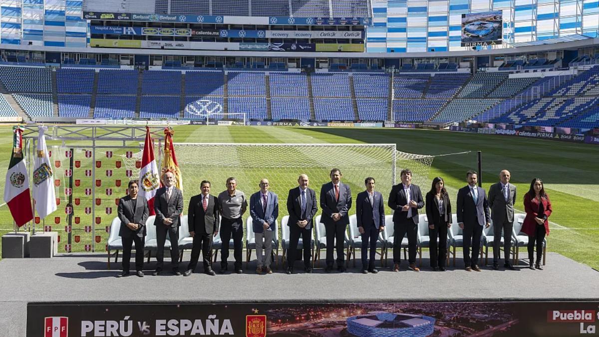 La delegación de la RFEF con Rafael Louzán al frente junto a sus anfitriones mexicanos en uno de los actos