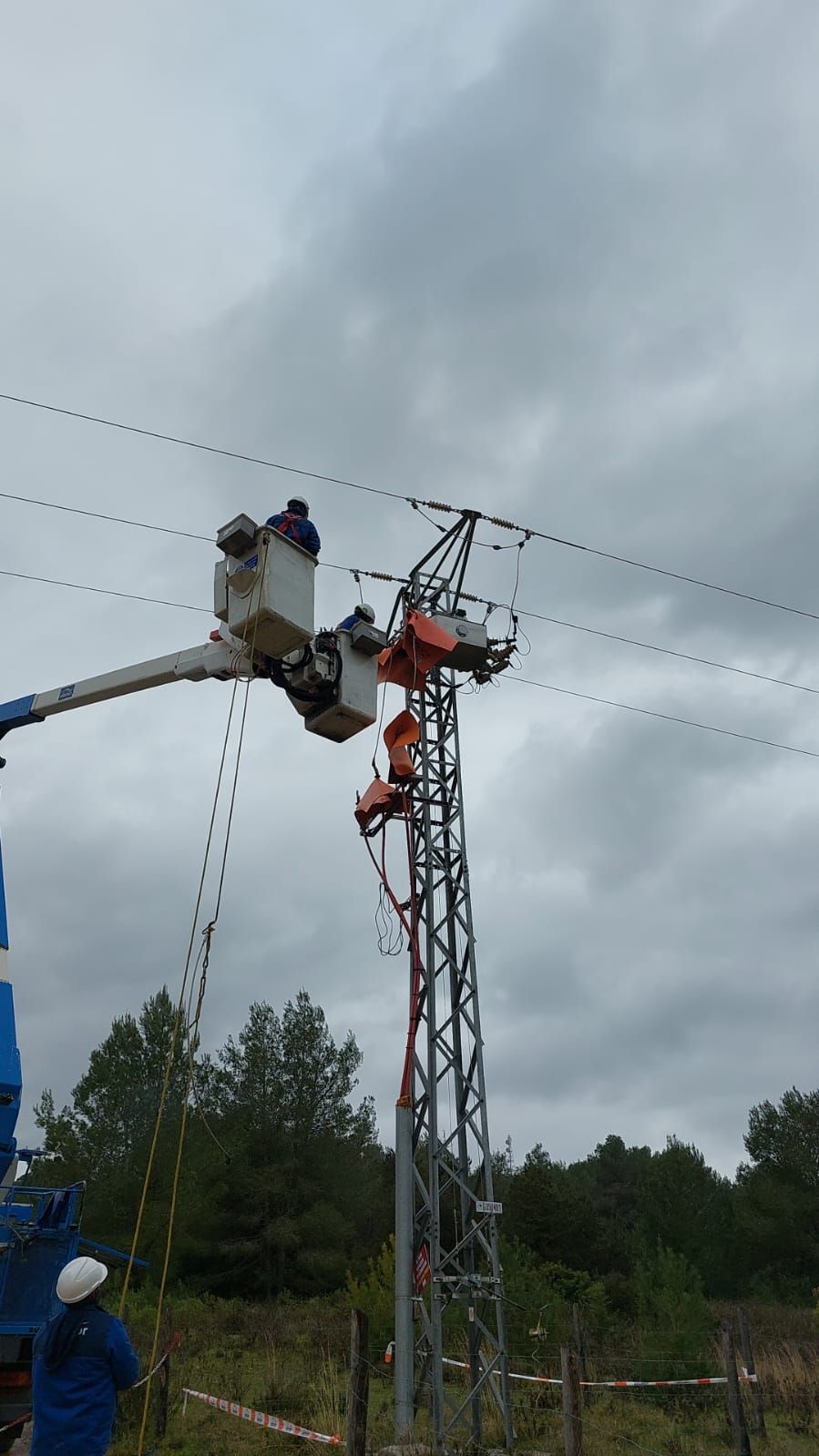 Endesa trabaja para recuperar el suministro eléctrico de 2.400 clientes