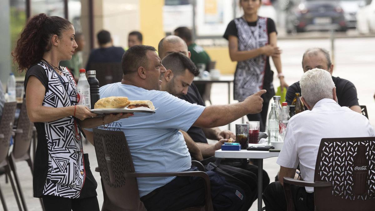 Camarera sirviendo almuerzos en una terraza de Valencia, en una imagen de archivo.