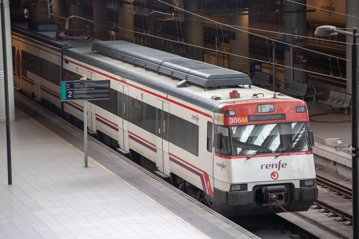 Tren de Cercanías en la estación de Castelló.