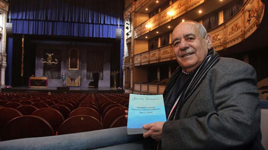 Jacinto Esteban, esta semana en un palco del Teatro Cervantes, con su libro de memorias y obras teatrales.