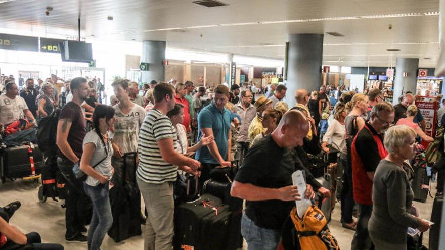 Pasajeros esperando su turno para facturar el equipaje en el aeropuerto de Fuerteventura, ayer.