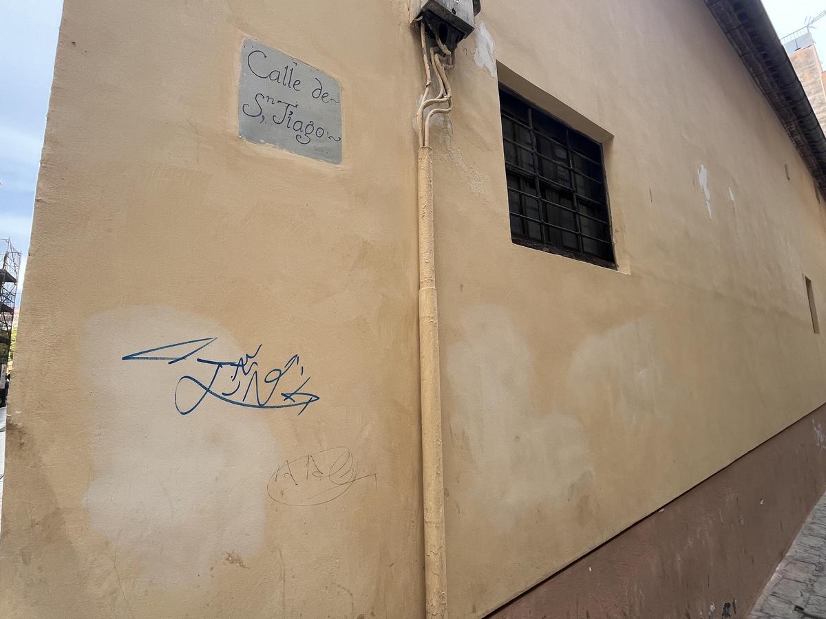 Grafitis en la Iglesia de Santiago.