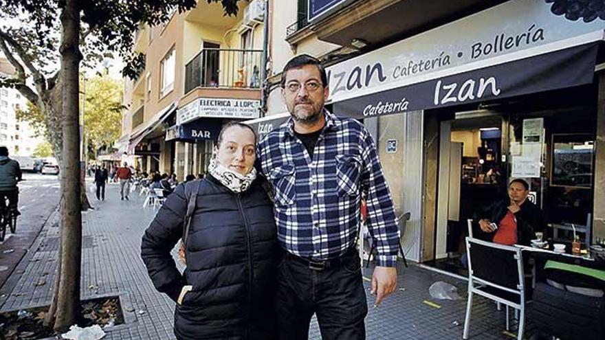 Eva Vich y Enrique López posan en el barrio de Pere Garau, donde residen.