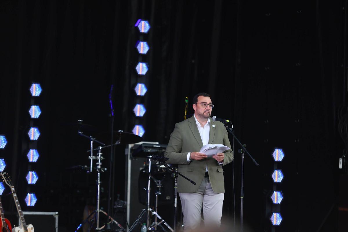 Así fue el pregón de las fiestas de Pola de Laviana, con Adrián Barbón, presidente del Principado Así fue el pregón de las fiestas de Pola de Laviana, con Adrián Barbón, presidente del Principado