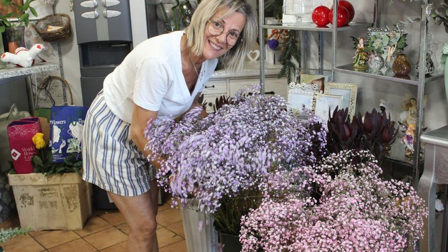 Rosa Simón, en su floristería.
 // Uxía Lamas