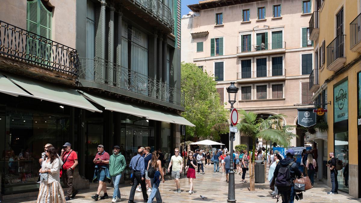 Archivo - Varios turistas en una calle de Palma de Mallorca, a 16 de abril de 2024, en Palma de Mallorca, Mallorca, Baleares (España).