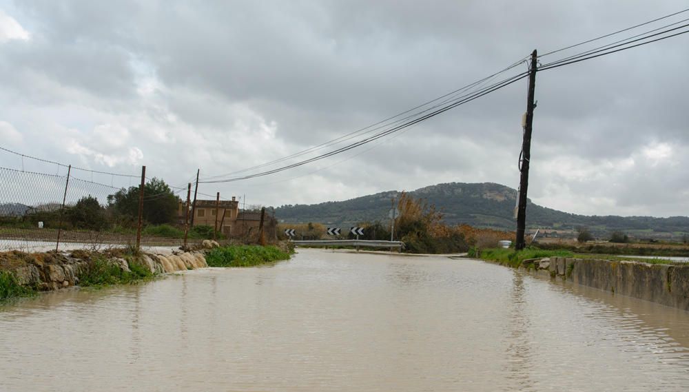 Inundada la carretera que une Sineu y Petra (Ma-3300)