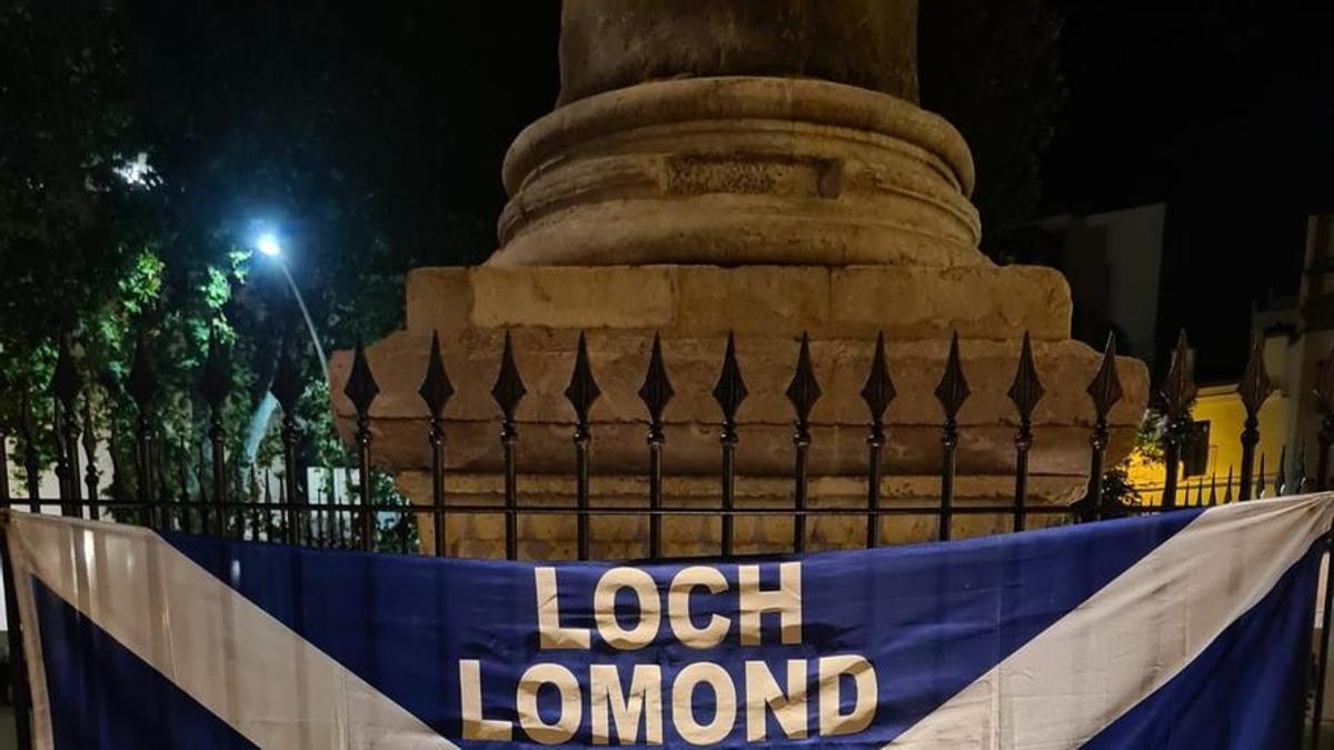 Bandera de la Tartan Army colocada en las calles de Sevilla.