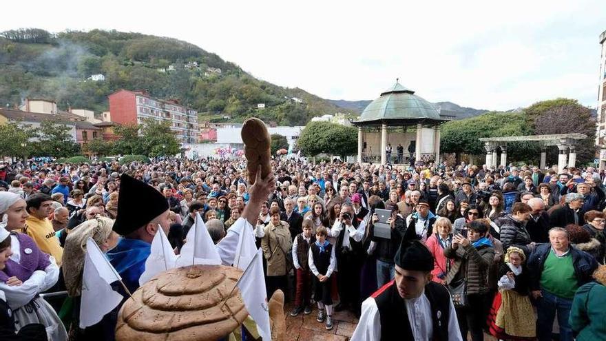 La plaza de la Iglesia, llena de gente, durante la puya&#039;l ramu de la última fiesta de San Martín.