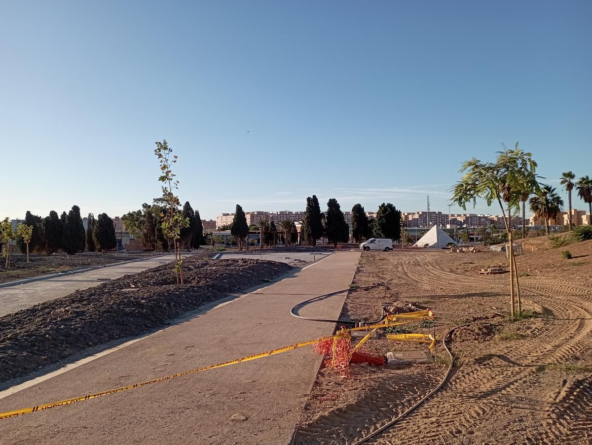 Obras en San Rafael, con el Panteón de la Memoria Histórica, al fondo