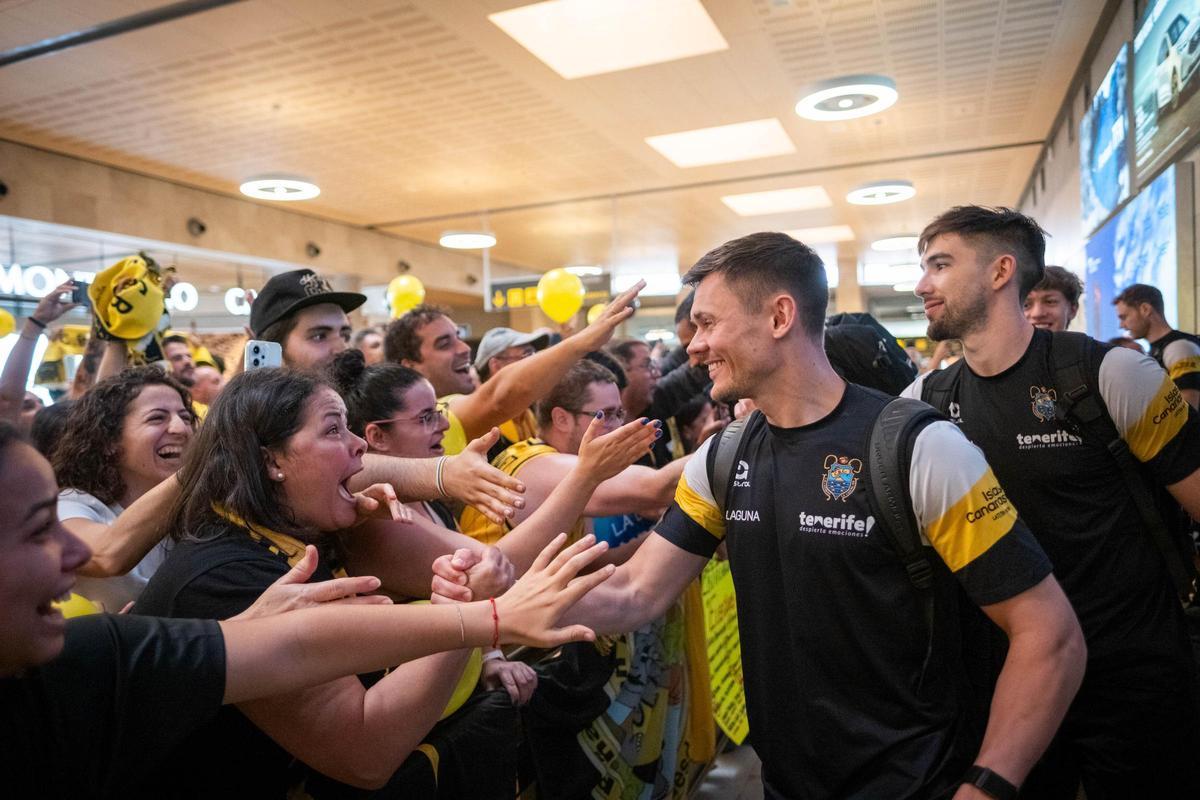 Recibimiento de la afición al CB Canarias