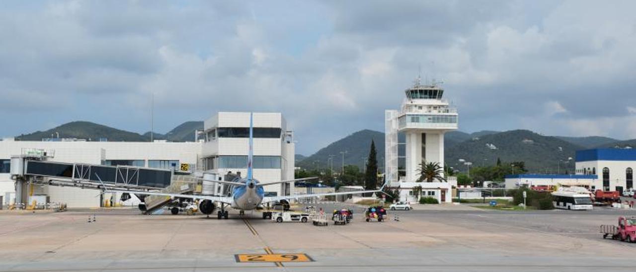 Un avión estacionado en la plataforma situada frente a la terminal, el pasado mes de octubre. | C. NAVARRO