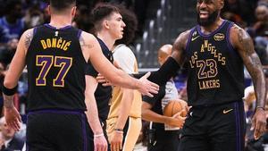 Doncic y LeBron, durante el partido ante Washington Wizards