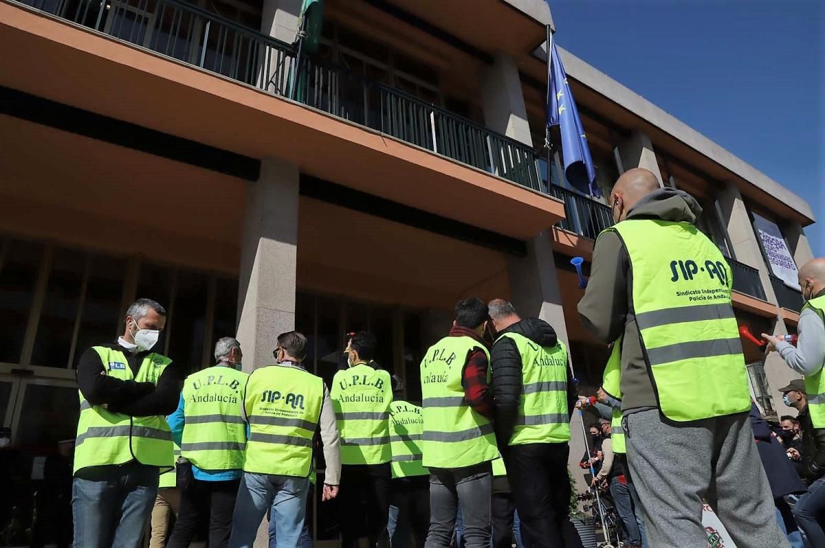 Las imágenes del pleno municipal y las protesta a la puerta del Ayuntamiento