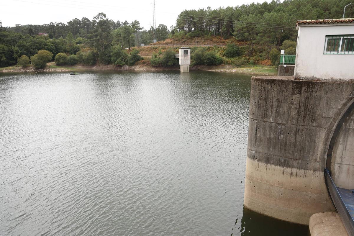 Caldas de reis Embalse con nivel bajo y verde de cianobacterias