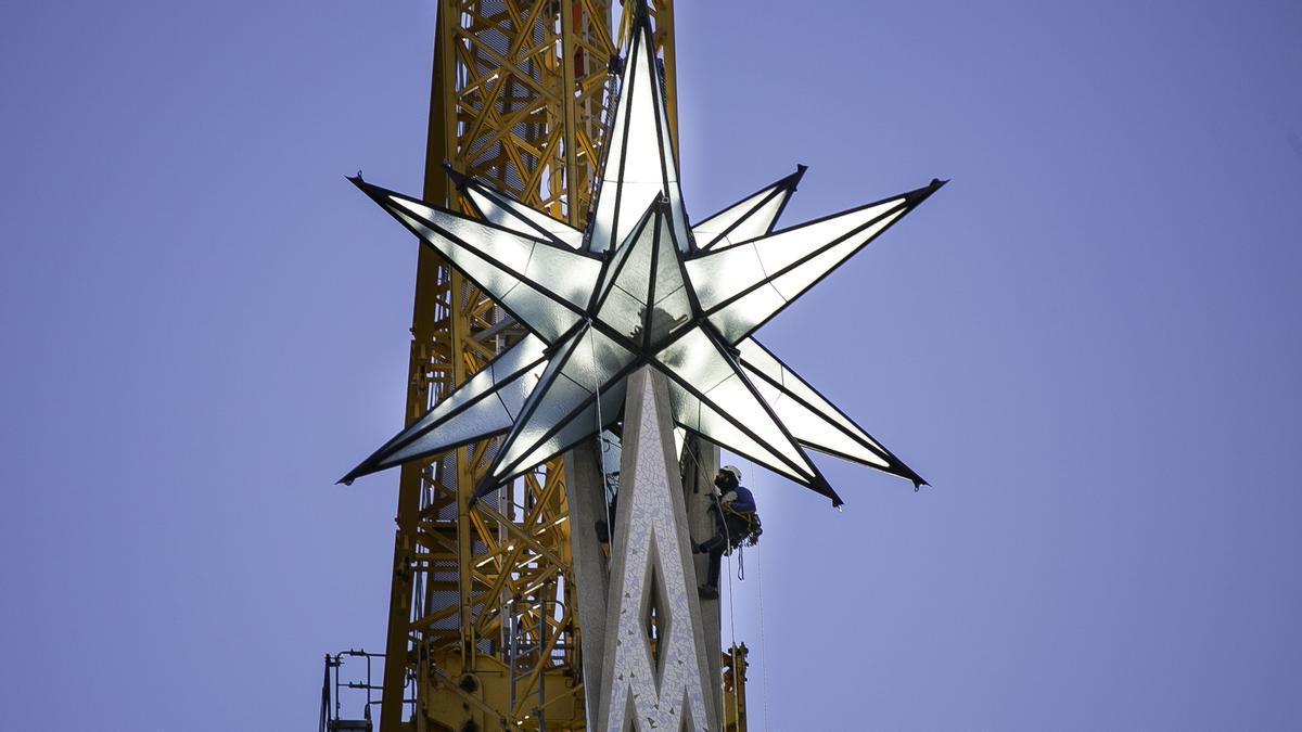 La Sagrada Familia corona la torre de la Virgen