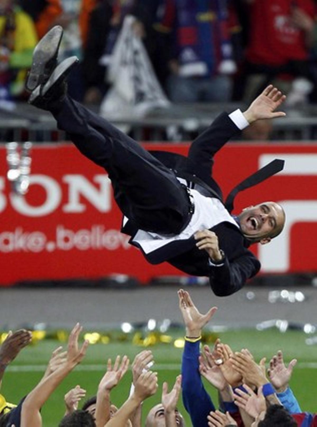 Guardiola es manteado por los jugadores en otro vuelo hacia el cielo.