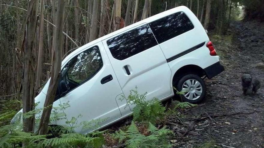 La furgoneta Nissan quedó escorada al pie de la pista forestal. // FdV