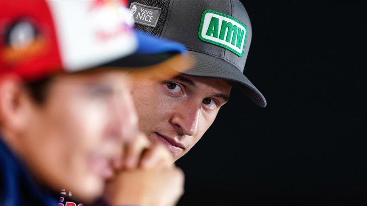 El joven francés Fabio Quartararo (Yamaha), 'rookie' del 2019, observa con atención una respuesta del octovampeón Marc Márquez (Honda), en la conferencia de prensa, del pasado jueves, en Motegi (Japón).